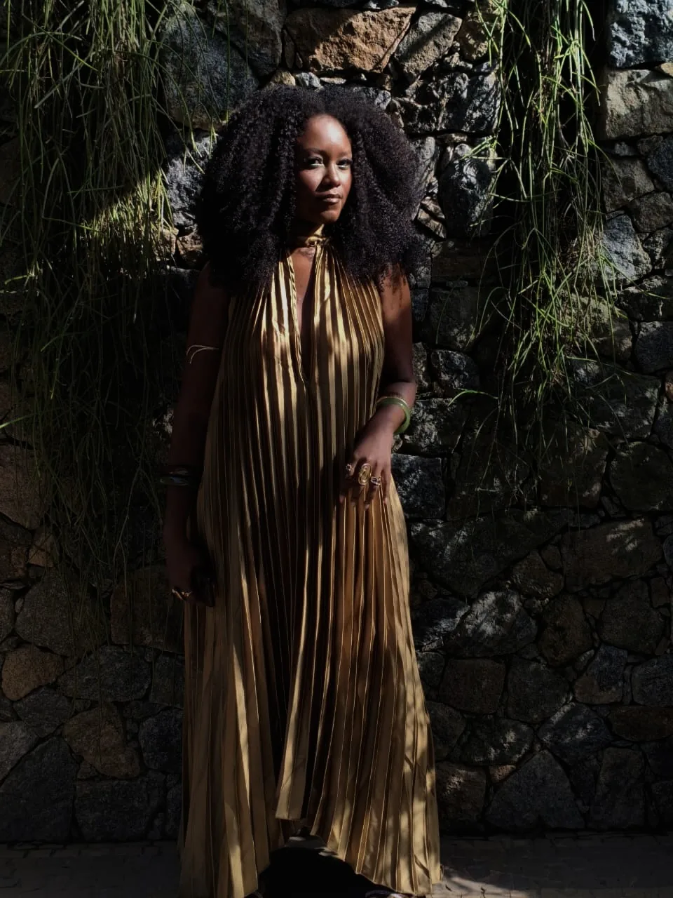 Look com vestido dourado plissado